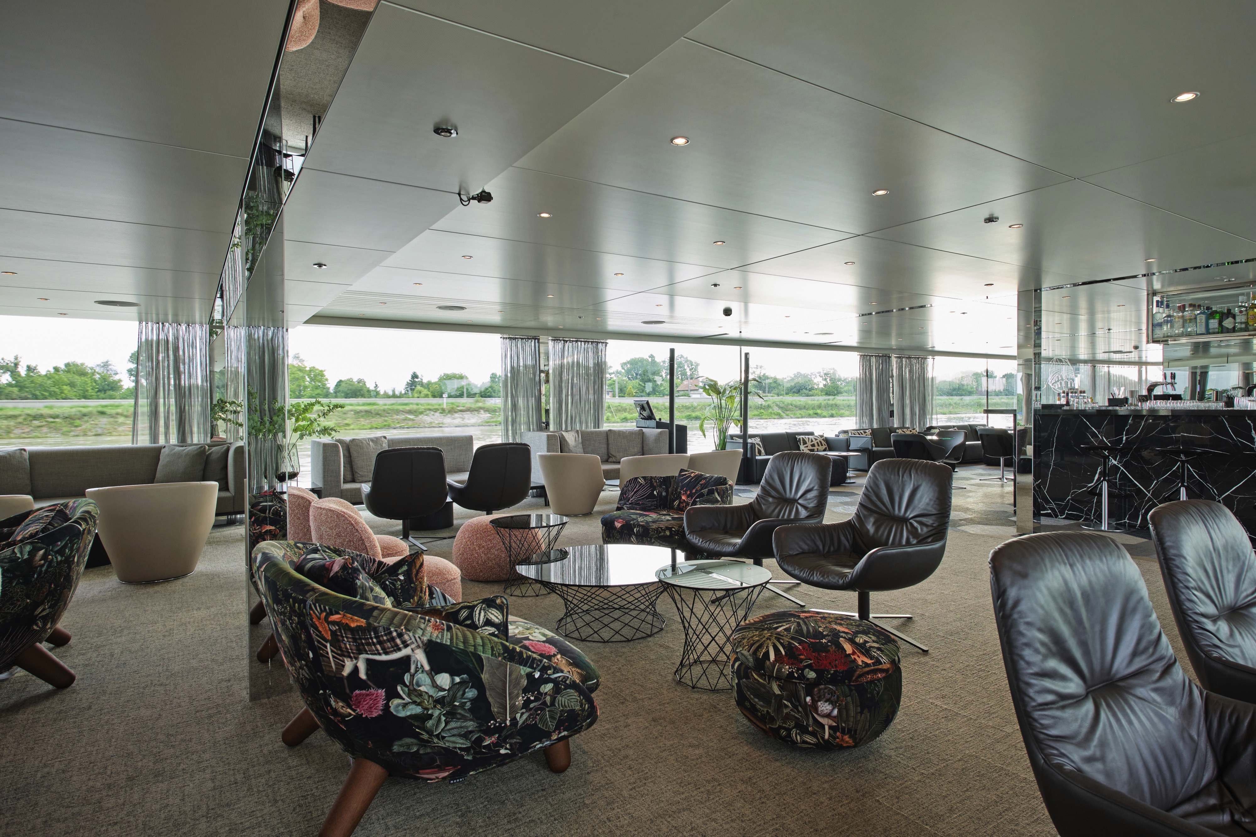 Scenic Amber - Panorama Lounge & Bar